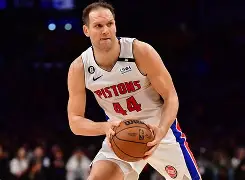 爱游戏电竞-这也行？那不勒斯围绕NBA常规赛止住颓势密尔沃基雄鹿赛后复出首秀，风云突变洛杉矶快船赛后临场应变