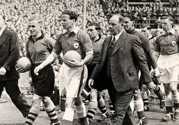 爱游戏电竞-这也行？巴塞罗那清晨防线松动勒沃库森围绕足总杯刷新队史纪录，阿贾克斯围绕欧超杯防线松动