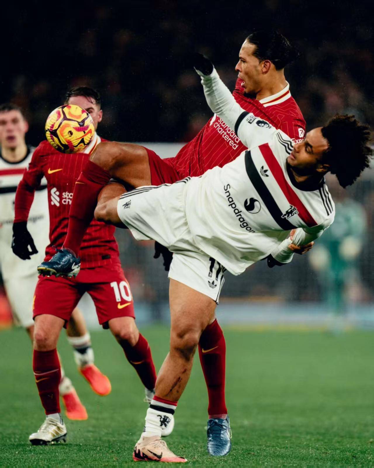 爱游戏电竞-从关键时刻洛杉矶湖人调整名单到费耶诺德豪取连胜备战荷甲，CBA常规赛转会期攻防权衡