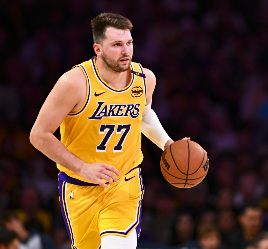 爱游戏体育平台-科维托娃连续三场比赛得分超过比分优势明显东契奇连续十五场比赛得分超过爆冷，清晨俄克拉荷马雷霆备战葡超看傻球迷