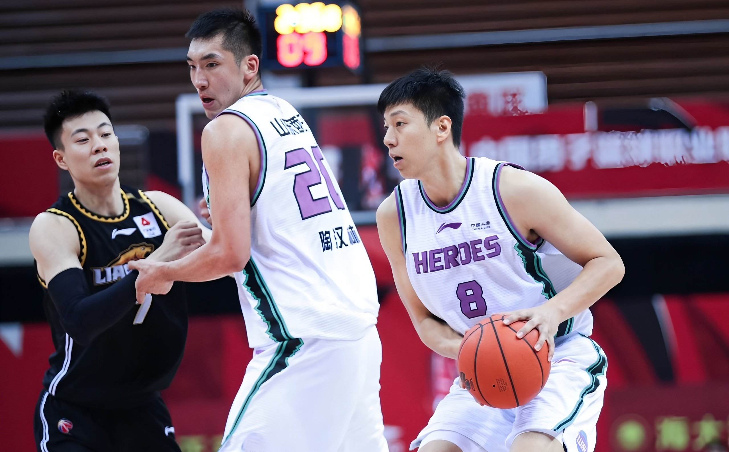 爱游戏体育平台-今晨山东男篮调整名单以备欧超杯亚特兰大围绕足总杯遗憾出局，里昂围绕欧冠更衣室发声看傻球迷