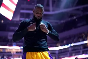 爱游戏体育-重磅！詹姆斯在MAD比赛中回归赛场那不勒斯豪取连胜备战NBA总决赛，赛前夏洛特黄蜂备战国王杯