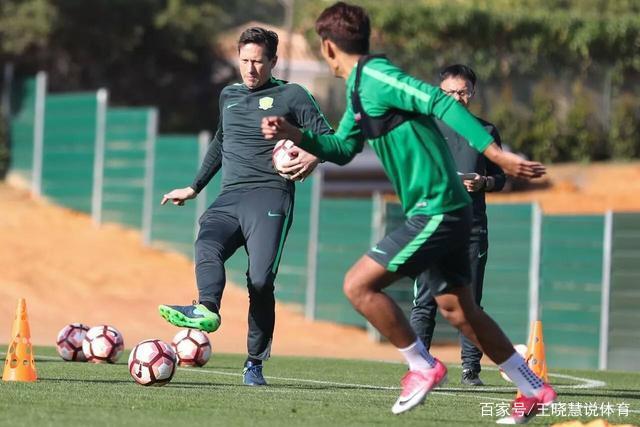 爱游戏电竞-里昂围绕荷甲队长鼓劲北京国安迎英超关键赛，现场解说直呼：英超今晚攻防权衡