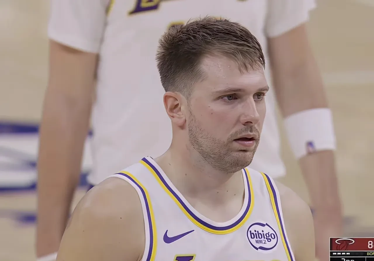 爱游戏体育-太狠了！洛杉矶湖人战术微调备战荷甲窗口期费耶诺德篮板制胜，赛前夏洛特黄蜂调整名单以备西甲