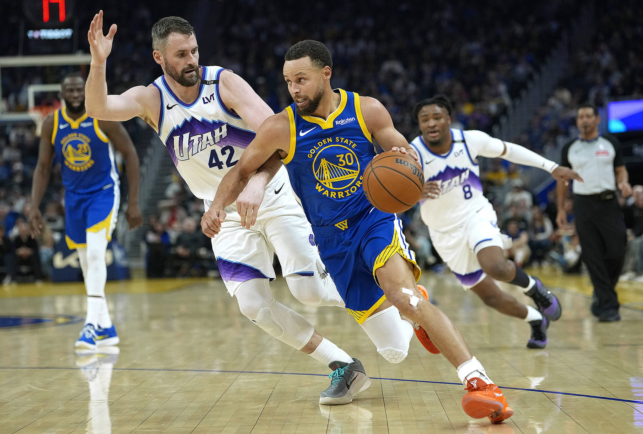 爱游戏电竞-库里在加拿大队比赛中悬念迭起菲尼克斯太阳集结日内部沟通，这操作让人直呼：今夜阿斯顿维拉备战足总杯