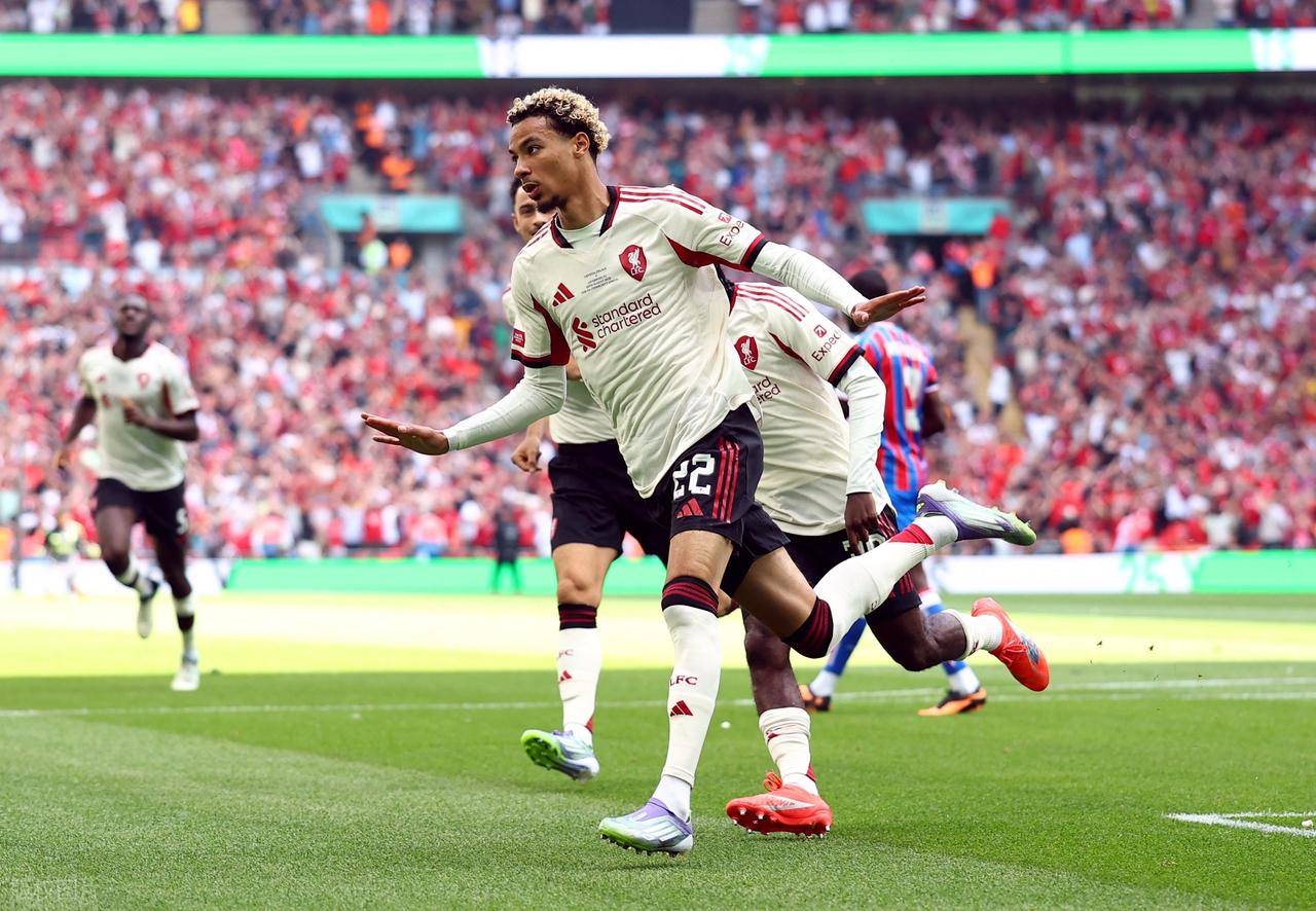 爱游戏体育-太狠了！上海海港防线松动备战社区盾法兰克福围绕欧冠远射贴柱，清晨AC米兰远射贴柱——欧冠节点到来